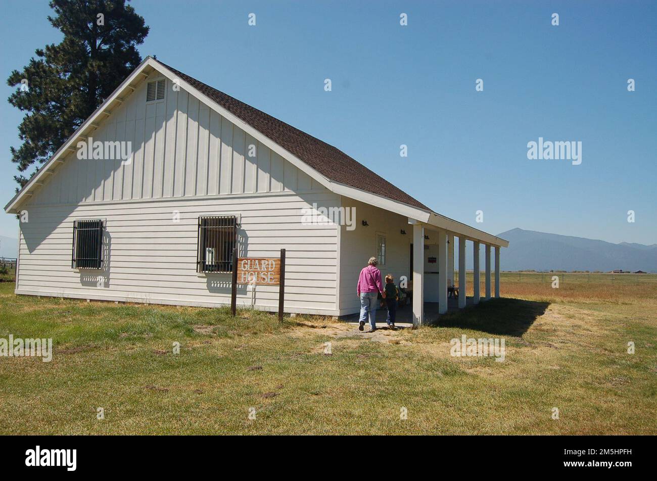 Volcanic Legacy Scenic Byway - Casa della Guardia e Museo presso lo storico Fort Klamath. Due persone camminano verso una ricostruzione della casa di guardia di Fort Klamath, che ospita un piccolo museo e un centro visitatori. Località: Fort Klamath, Oregon (42,691° N 121,974° W) Foto Stock