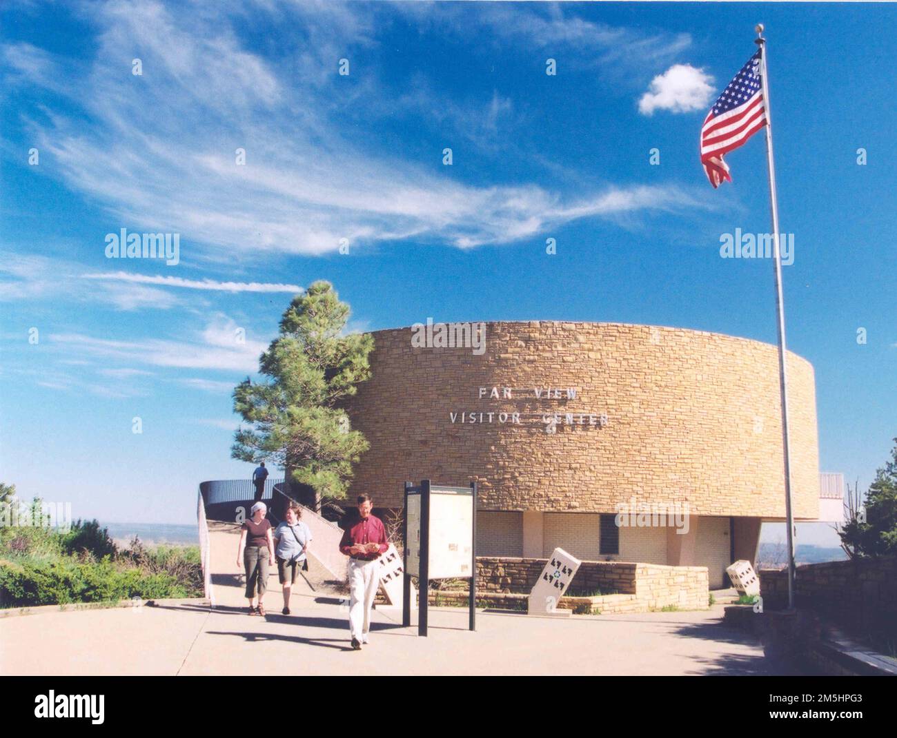 San Juan Skyway - Centro visitatori di far View al Parco Nazionale di Mesa Verde, CO. I viaggiatori esplorano il far View Visitor Center presso il Mesa Verde National Park sulla San Juan Skyway. Ubicazione: Mesa Verde National Park, Colorado (37,184° N 108,488° W) Foto Stock