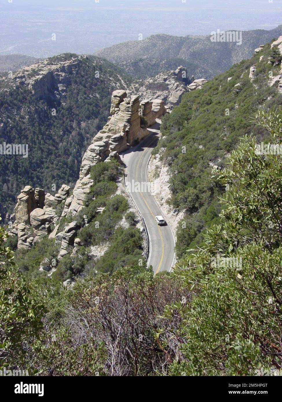Sky Island Scenic Byway - Bird's Eye View della Sky Island Parkway. Questa strada si estende tra le scogliere frastagliate sulla Sky Island Parkway. Località: Coronado National Forest, Arizona (32,371° N 110,711° W) Foto Stock