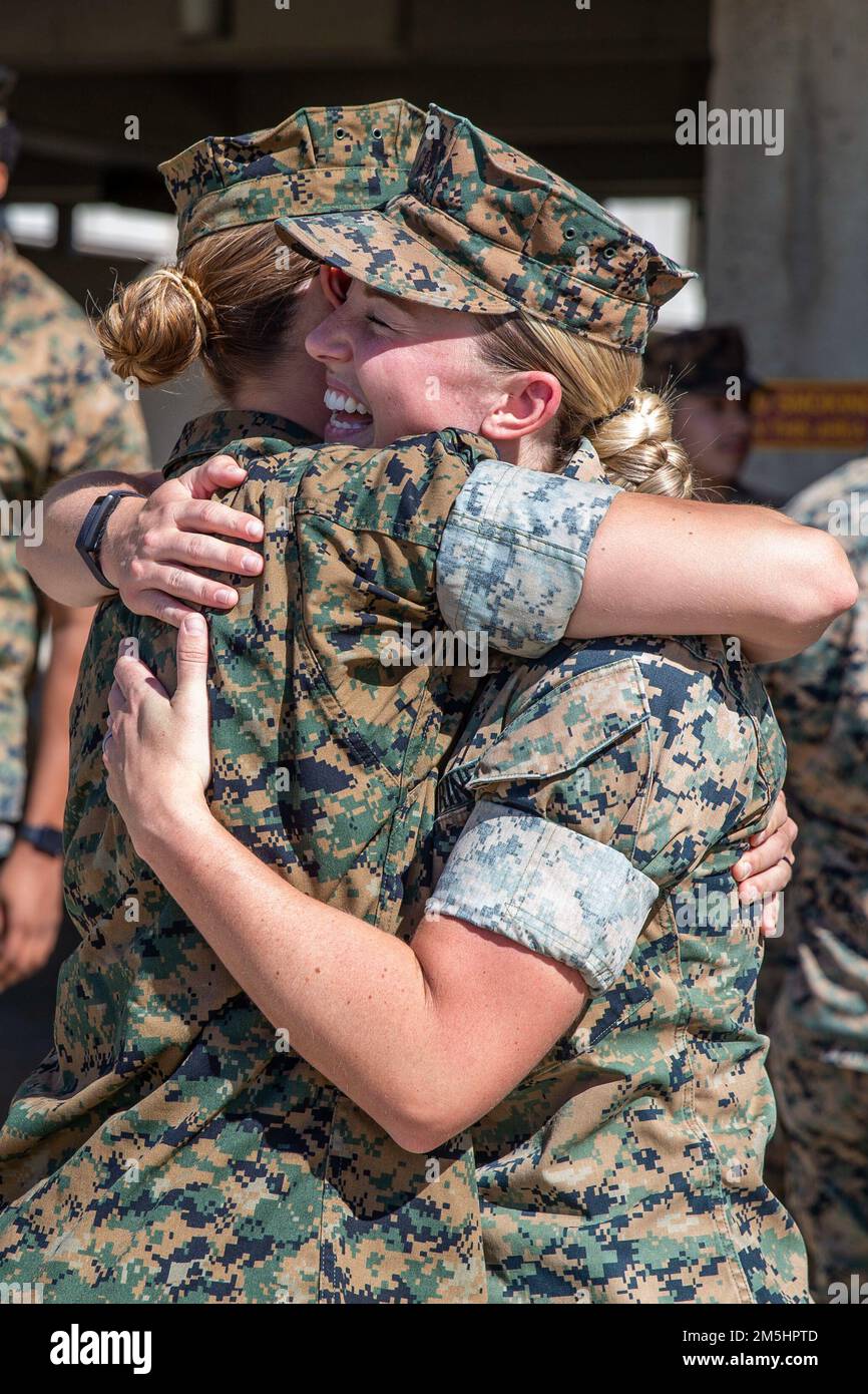 STATI UNITI Marine 1st Lt. Riley Compton, l'ufficiale di logistica con Marine Aviation Logistics Squadron 39, Marine Aircraft Group 39, 3rd Marine Aircraft Wing, si congratula con un'altra Marina dopo aver ricevuto il Camp Pendleton Female Marine Athlete of the Year Award durante una cerimonia su Camp Pendleton, California, 18 marzo 2022. Compton ha ricevuto questo onore dopo essere stato nominato dal suo comando per i suoi vari risultati fisici nel 2021, tra cui diventare un pilota di sviluppo in bob per il Team USA. Compton è un nativo di Carmel, Indiana. Foto Stock