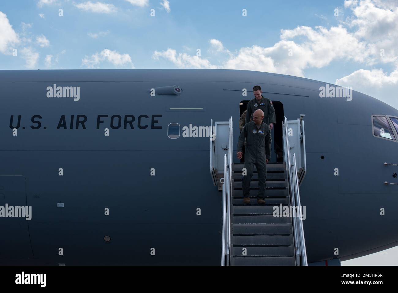 STATI UNITI Brian Robinson, vice comandante del comando della mobilità aerea, esce da un nuovo KC-46A Pegasus appena arriva alla base congiunta McGuire-Dix-Lakehurst, New Jersey, 18 marzo 2022. Robinson ha consegnato personalmente l'aeromobile alle Air Mobility Wings 305th e 514th che operano e gestiscono l'aeromobile con il supporto per l'installazione della Air base Wing 87th. Questo è il sesto KC-46 del 24 previsto che sarà stazionato presso la base comune MDL. Foto Stock