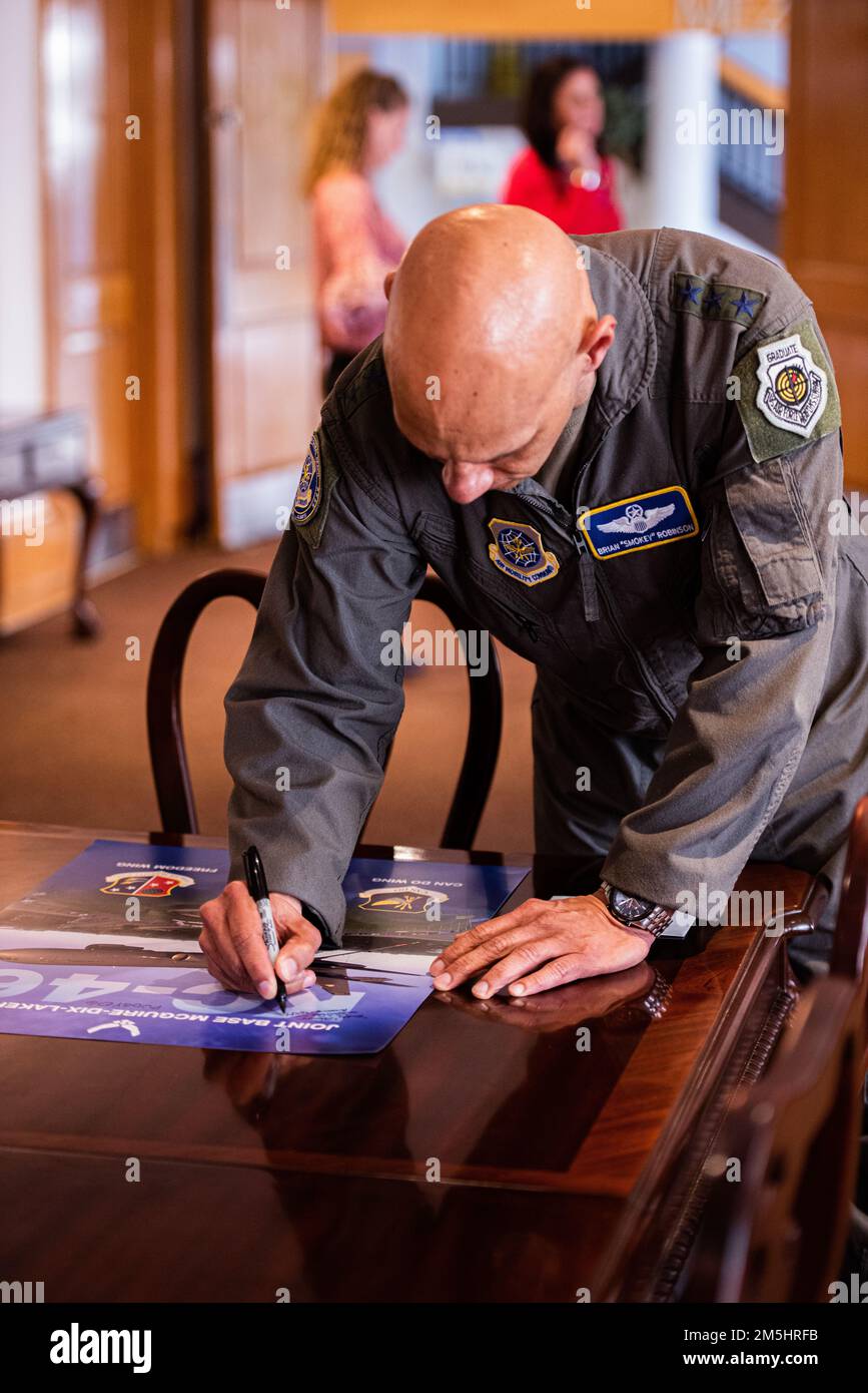 STATI UNITI Brian Robinson, vice comandante del comando per la mobilità aerea, firma un poster di un KC-46A Pegasus dopo aver consegnato l'aeromobile alla Joint base McGuire-Dix-Lakehurst, New Jersey, 18 marzo 2022. Le pale per la mobilità aerea 305th e 514th operano e mantengono l'aeromobile con il supporto per l'installazione dell'ala base aerea 87th. Questo è il sesto KC-46 del 24 previsto che sarà stazionato presso la base comune MDL. Foto Stock
