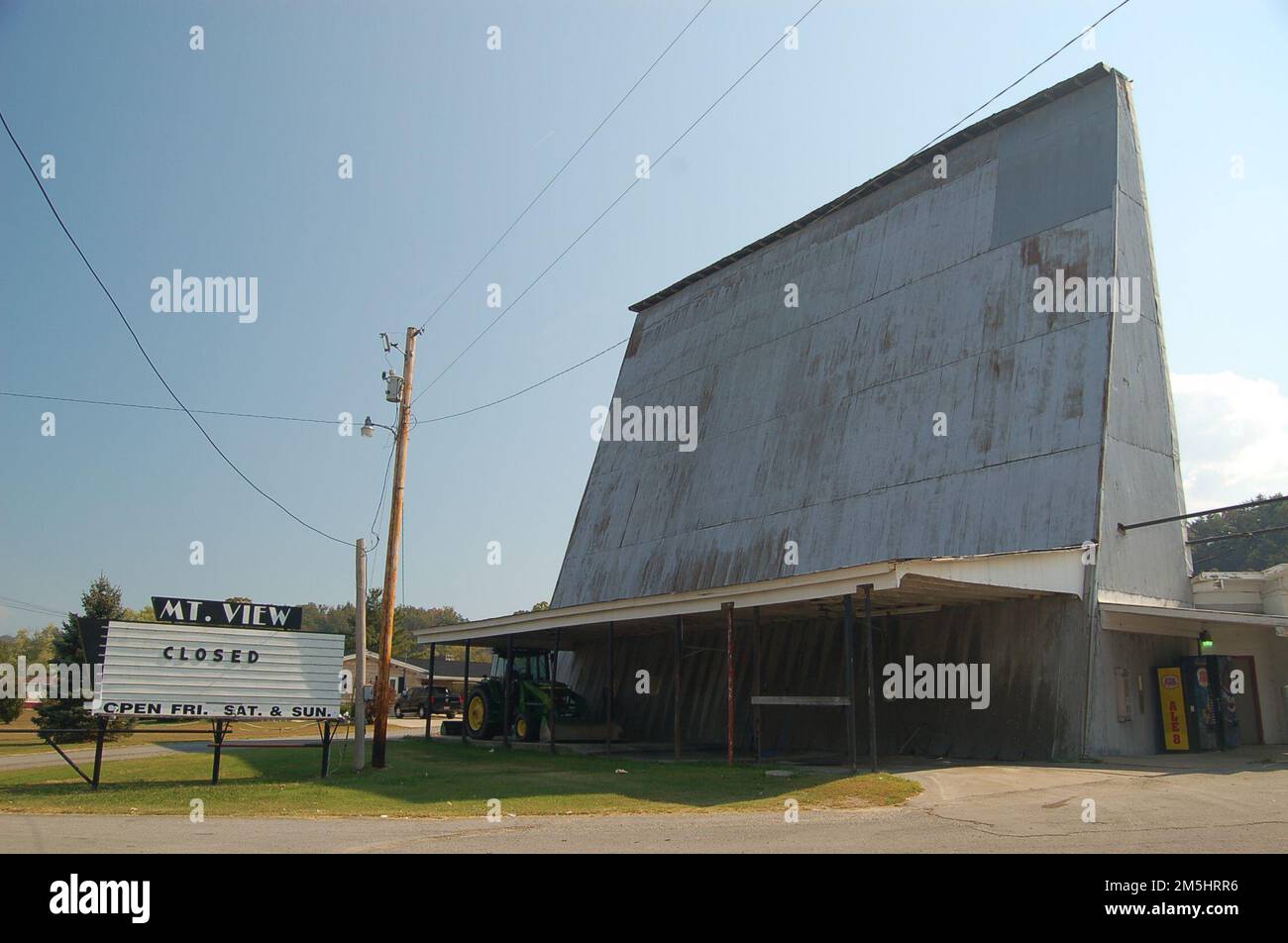 Red River Gorge Scenic Byway - Drive-in Theater a Stanton. Un residuo che svanisce di un tempo, lo Stanton Drive in Theater è chiuso per l'inverno, ma apre ogni estate per mostrare i film. Location: Italy Foto Stock