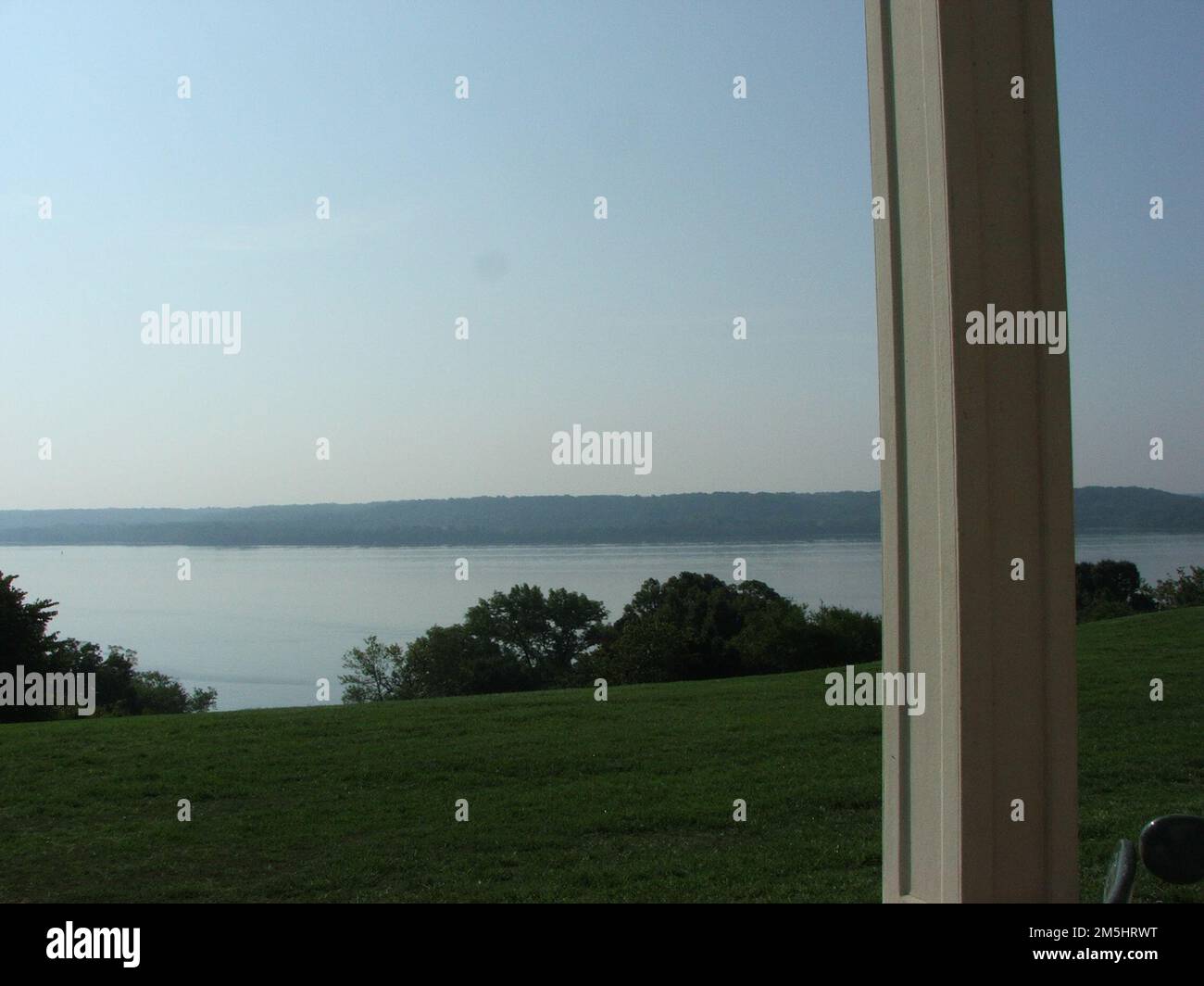 George Washington Memorial Parkway - Vista del fiume Potomac. Il fiume Potomac galleggia, come si vede dalla veranda di George Washington sul Monte Vernon estate. Mt. Vernon, Virginia (38,707° N 77,083° W) Foto Stock