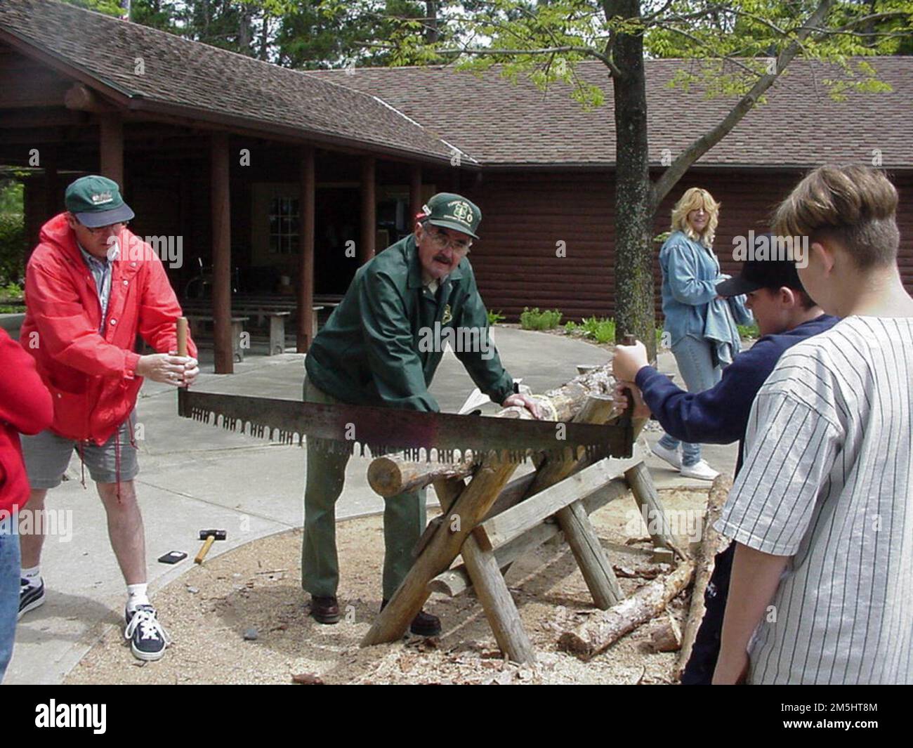 River Road Scenic Byway - Area di taglio trasversale al Monumento di Lumberman. Gli ospiti provano la loro mano a usando una sega trasversale. Taglia il tuo biscotto di lumberjack utilizzando una sega a croce in una delle tante opportunità pratiche del Lumberman's Monument Visitor Center. Posizione: Monumento di lumberman, Michigan Foto Stock