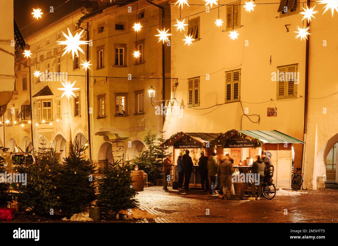 Egna in Alto Adige (Neumarkt): Il famoso centro storico durante la festa di Natale, provincia di Bolzano, Italia settentrionale, Europa - 22 dicembre 2022 Foto Stock