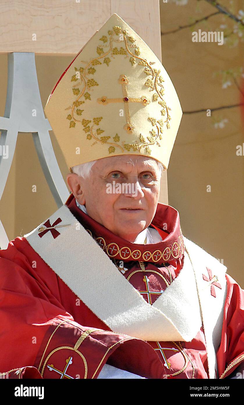 Washington, Stati Uniti d'America. 17th Apr, 2008. Washington, DC - 17 aprile 2008 -- Papa Benedetto XVI celebra la Messa nel nuovo Parco Nazionale di Washington, DC giovedì 17 aprile 2008. Questo è il primo evento non di baseball nel parco, che ha aperto il 31 marzo. Credito: Ron Sachs/CNP/Sipa USA.(RESTRIZIONE: NON sono disponibili quotidiani o quotidiani di New York o New Jersey entro un raggio di 75 km da New York City) credito: Sipa USA/Alamy Live News Foto Stock