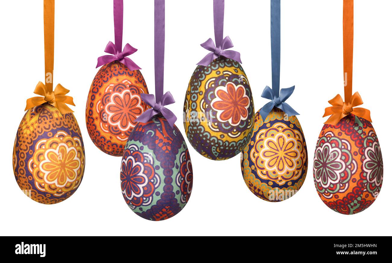 Set di motivi colorati Pasqua decorazione uova appese in arco nastro di seta, isolato Foto Stock