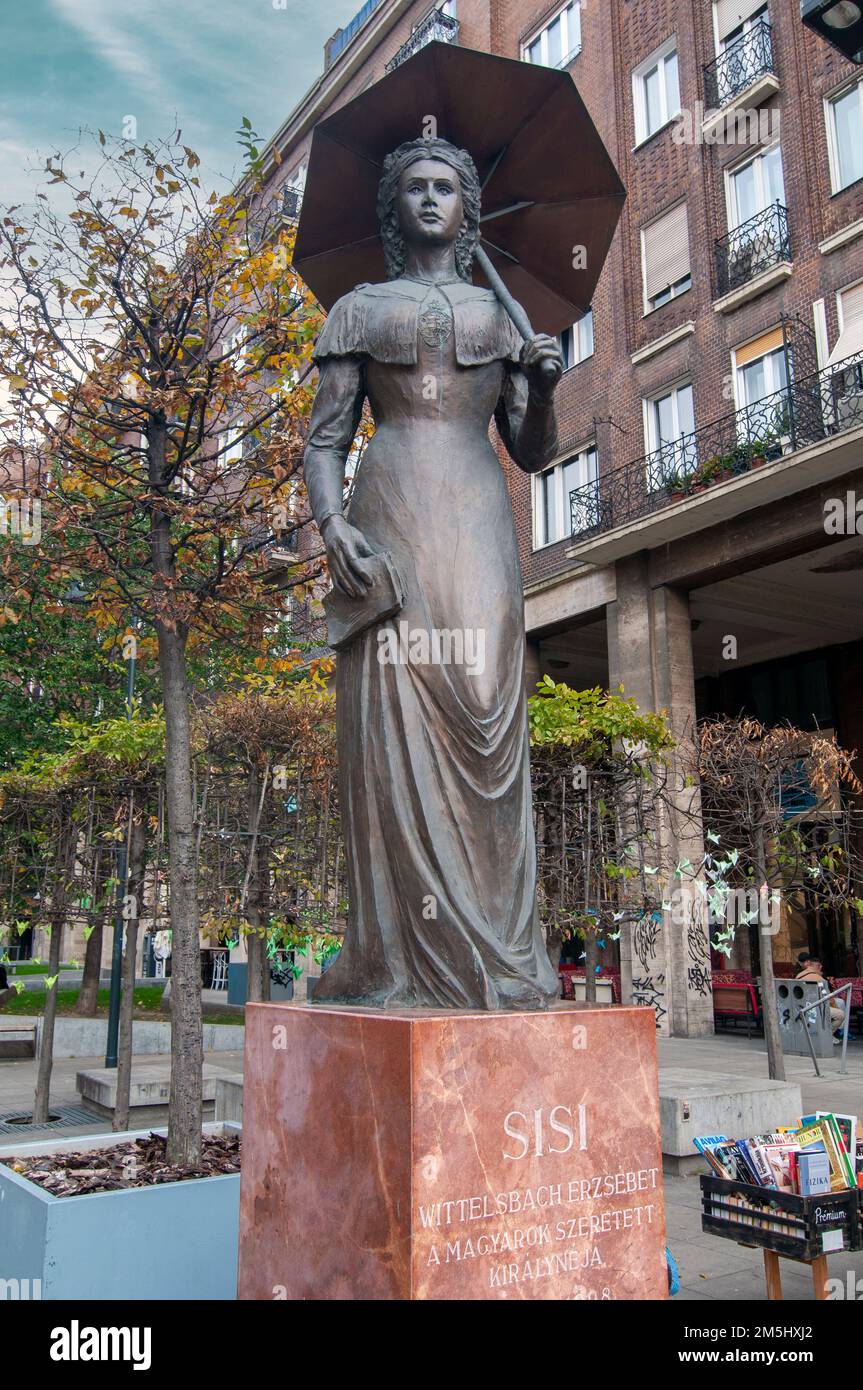 Statua di Sisi (Erzsebet Kiralyne, 1837-1898), Madach Ter, Budapest, Ungheria. Regina Elisabetta d'Ungheria, Imperatrice d'Austria, che fu assassinata Foto Stock