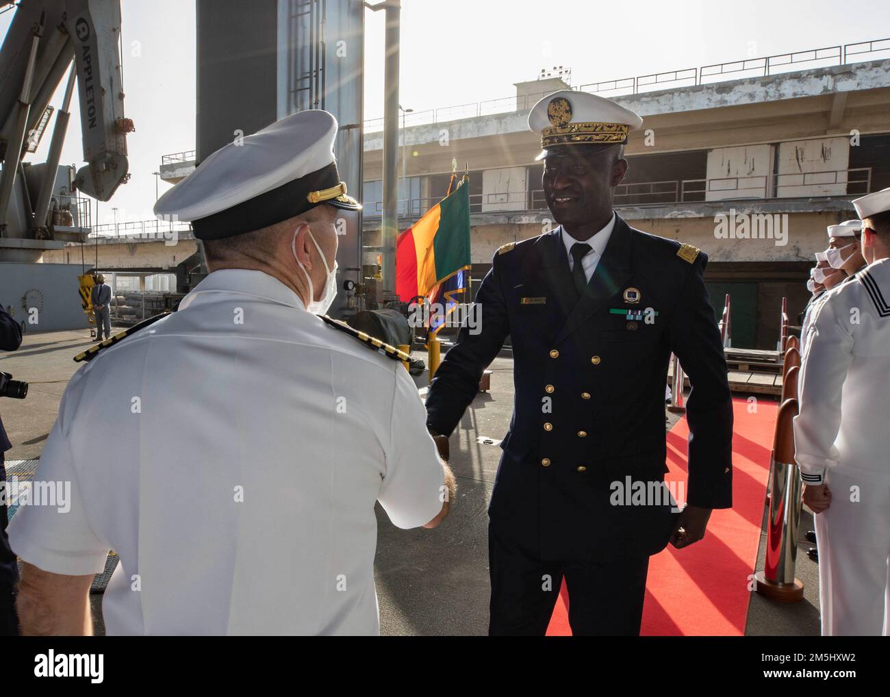 210318-N-TI693-1213 DAKAR, Senegal (18 marzo 2022) il Capo di Stato maggiore della Marina nazionale del Senegal, posteriore ADM. Oumar Wade, è accolto a bordo della base marittima Expeditionary USS Hershel 'Woody' Williams (ESB 4) dal Capo Michael Concannon, comandante di Hershel 'Woody' Williams, Per un ricevimento a seguito delle cerimonie di chiusura dell'esercizio Obangame Express 2022, 18 marzo 2022. Obangame Express 2022, condotto dagli Stati Uniti Naval Forces Africa, è un esercizio marittimo in mare progettato per migliorare la cooperazione tra le nazioni partecipanti al fine di aumentare la sicurezza e la sicurezza marittima in Th Foto Stock