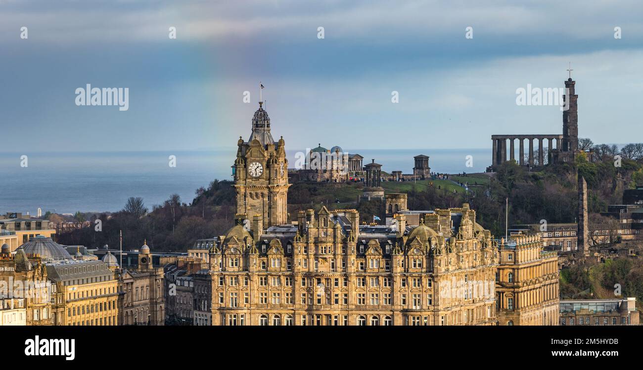 Edimburgo, Scozia, Regno Unito, 29th dicembre 2022. Il tempo del Regno Unito: Un arcobaleno appare sopra la torre dell'orologio del Balmoral Hotel nel centro della città in una giornata di docce e sole intermittenti. Credit: Sally Anderson/Alamy Live News Foto Stock