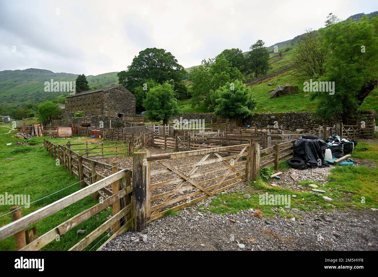 Edifici agricoli e recinzioni in disuso, parco nazionale del distretto del lago, Regno Unito, GB, Foto Stock