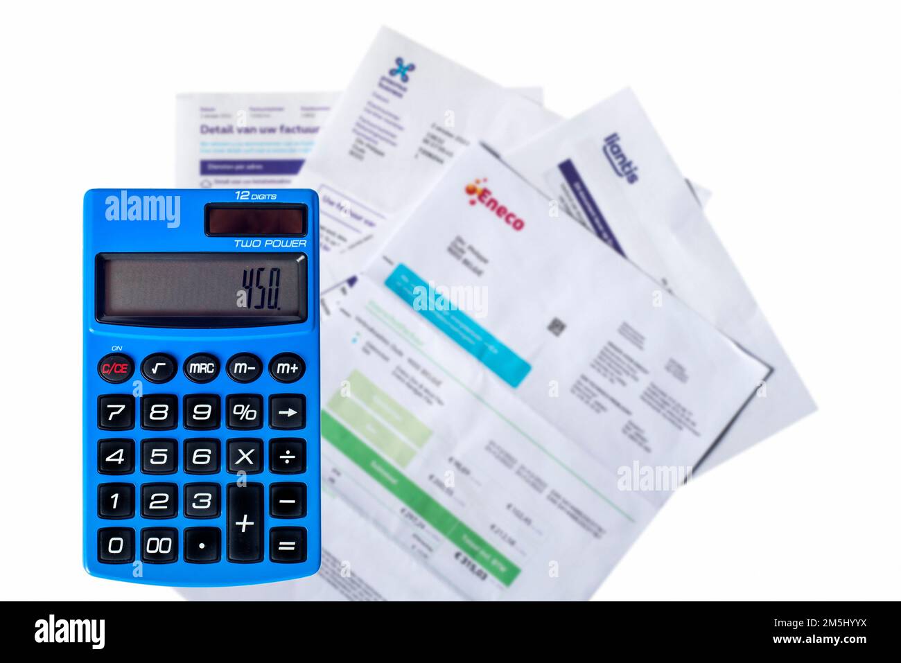 Calcolatrice tascabile blu e fatture/fatture di Eneco, fornitore di gas naturale ed elettricità, Proximus e Liantis su sfondo bianco Foto Stock