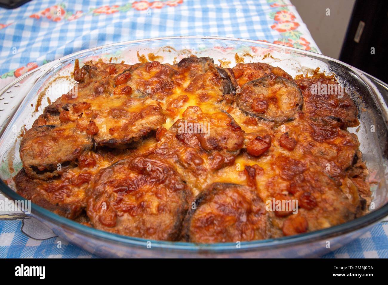 Casseruola di melanzane e gamberi con mozzarella e latte di cocco: Un delizioso e salutare pasto a una pentola Foto Stock