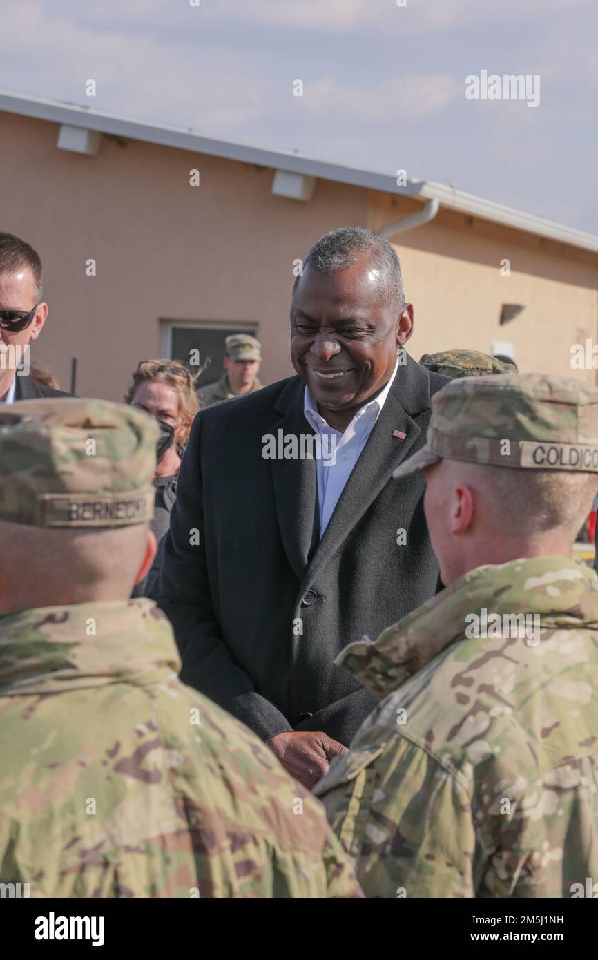 STATI UNITI Il Segretario della Difesa Lloyd Austin condivide una risata con gli Stati Uniti Soldati dell'esercito nella zona di addestramento di Novo Selo, Bulgaria, 18 marzo 2022. La Novo Selo Training Area è una struttura di formazione bulgara gestita dal gruppo di sostegno dell'area-Mar Nero ed è utilizzata per condurre esercitazioni di addestramento militare e per promuovere relazioni bilaterali con le forze terrestri bulgare. Foto Stock