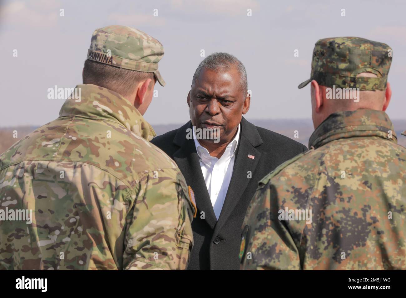 STATI UNITI Il Segretario della Difesa Lloyd Austin si rivolge ai soldati degli Stati Uniti Esercito e forze terrestri bulgare nella zona di addestramento di Novo Selo, Bulgaria, 18 marzo 2022. Gli Stati Uniti operano regolarmente con i nostri alleati e partner della NATO, come la Bulgaria, al fine di mantenere la pace, la prosperità e la stabilità nella regione. Questi tipi di operazioni migliorano l'interoperabilità e l'integrazione perfetta tra i nostri alleati e i nostri partner. Foto Stock
