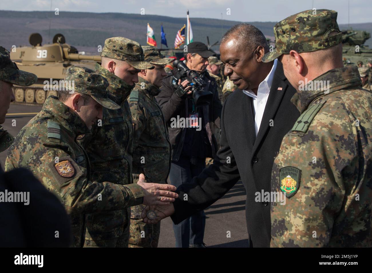 STATI UNITI Il Segretario della Difesa Lloyd Austin assegna una moneta a un soldato delle forze terrestri bulgare, assegnato a 42nd battaglione meccanizzato, presso la Novo Selo Training Area, Bulgaria, 18 marzo 2022. Gli Stati Uniti operano regolarmente con i nostri alleati e partner della NATO, come la Bulgaria, al fine di mantenere la pace, la prosperità e la stabilità nella regione. Questi tipi di operazioni migliorano l'interoperabilità e l'integrazione perfetta tra i nostri alleati e partner. Foto Stock