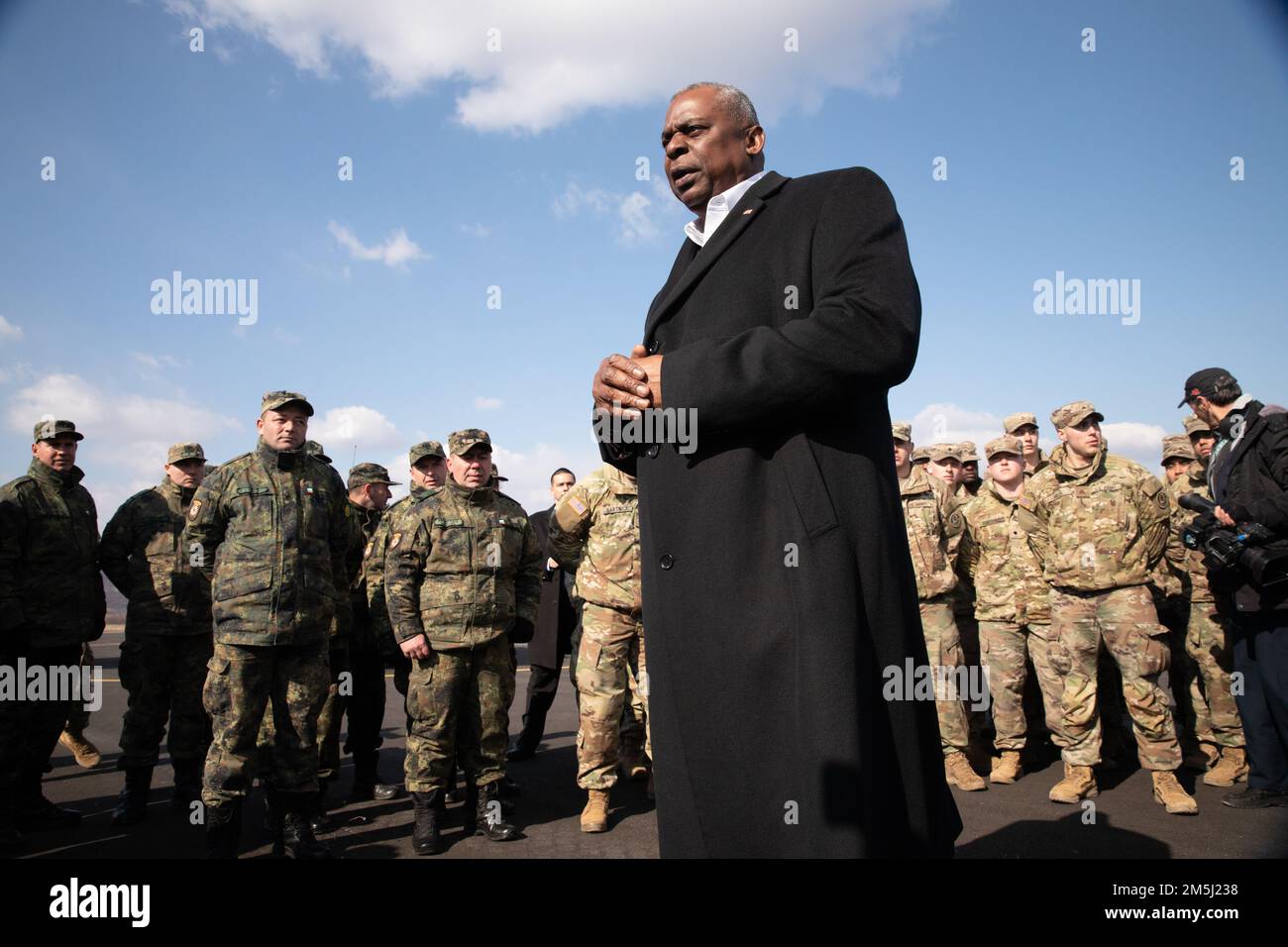 Lloyd Austin, Stati Uniti Il Segretario della Difesa, si rivolge ai soldati degli Stati Uniti Esercito e forze terrestri bulgare, presso la zona di addestramento di Novo Selo, Bulgaria, 18 marzo 2022. Operiamo regolarmente con i nostri alleati e partner della NATO, come la Bulgaria, per mantenere la pace, la prosperità e la stabilità nella regione. Questi tipi di operazioni migliorano l'interoperabilità e l'integrazione perfetta tra i nostri alleati e i nostri partner. Foto Stock