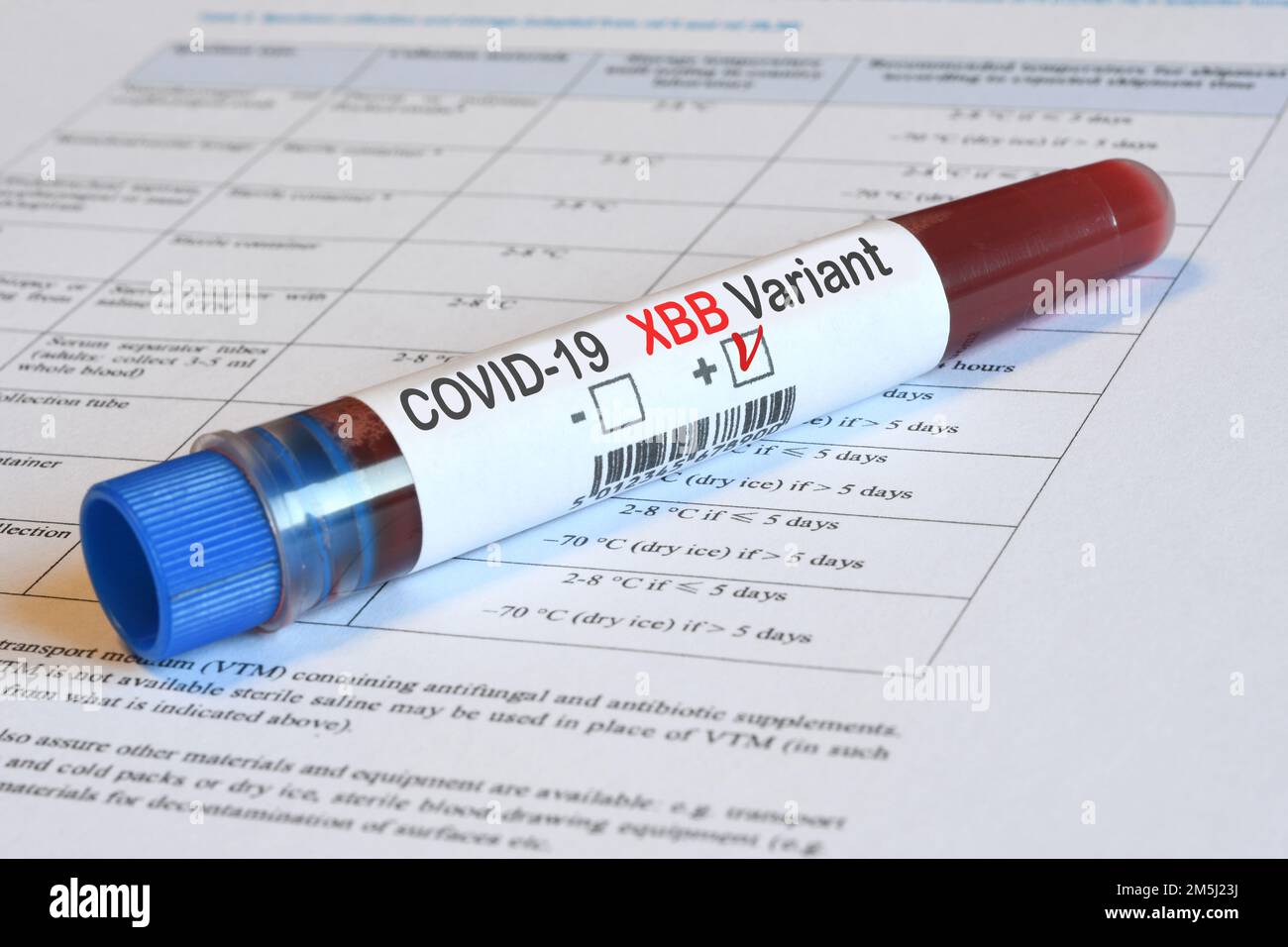 Provetta per il rilevamento del test della variante Virus Covid-19 XBB con risultati positivi su documenti cartacei. Foto Stock
