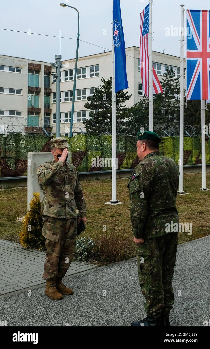BRATISLAVA, SLOVACCHIA (18 marzo 2022) Gen. John S. Kolasheski, comandante generale, Stati Uniti Army V Corps, restituisce un saluto al colonnello Peter Brauner, comandante, NATO Force Integration Unit – Slovacchia, mentre i due si preparano per l'arrivo degli Stati Uniti Segretario della difesa Lloyd J. Austin III V Corps, il Forward Deployed Corps in Europa lavora insieme agli alleati della NATO e ai partner di sicurezza regionale per fornire forze pronte per il combattimento, eseguire esercizi di formazione congiunti e multinazionali e mantenere il comando e il controllo di tutte le unità rotazionali e assegnate nel Teatro europeo. Foto Stock