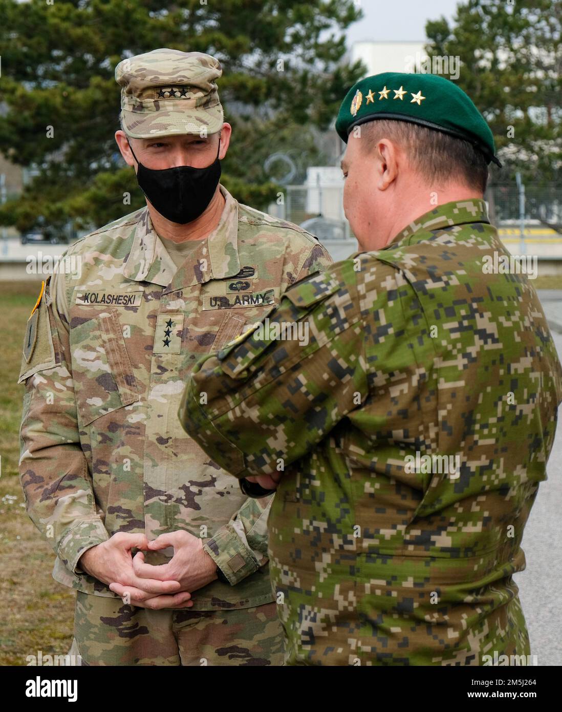 BRATISLAVA, SLOVACCHIA (18 marzo 2022) Gen. John S. Kolasheski, comandante generale, Stati Uniti Esercito V corpo, conferisce con il capo slovacco della Difesa Gen. Daniel Zmeko come i due si preparano per l'arrivo degli Stati Uniti Segretario della difesa Lloyd J. Austin III V Corps, il Forward Deployed Corps in Europa lavora insieme agli alleati della NATO e ai partner di sicurezza regionale per fornire forze pronte per il combattimento, eseguire esercizi di formazione congiunti e multinazionali e mantenere il comando e il controllo di tutte le unità rotazionali e assegnate nel Teatro europeo. Foto Stock