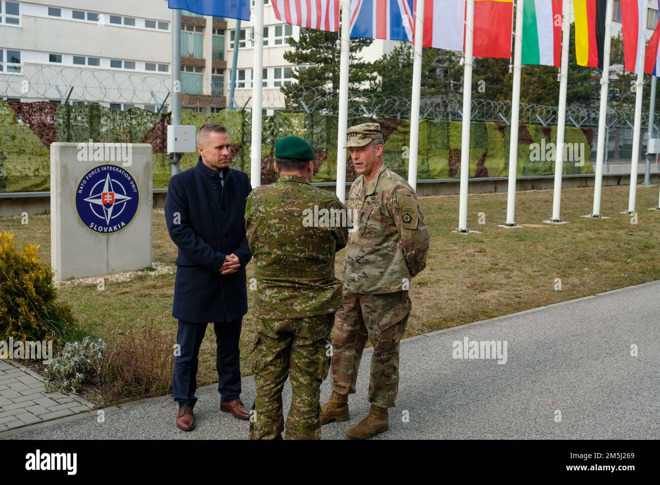 BRATISLAVA, SLOVACCHIA (18 marzo 2022) da destra, Lt. Gen. John Kolasheski, comandante generale, Stati Uniti L'esercito V corpo, incontra il generale Daniel Zmeko, capo della Difesa, Slovacchia e il sig. Marian Mejer, segretario di Stato del Ministero della Difesa slovacco mentre si preparano all'arrivo degli Stati Uniti Segretario della difesa Lloyd J. Austin III V Corps, il Forward Deployed Corps in Europa lavora insieme agli alleati della NATO e ai partner di sicurezza regionale per fornire forze pronte per il combattimento, eseguire esercizi di formazione congiunti e multinazionali e mantenere il comando e il controllo di tutte le unità rotazionali e assegnate nell'Europa.com Foto Stock