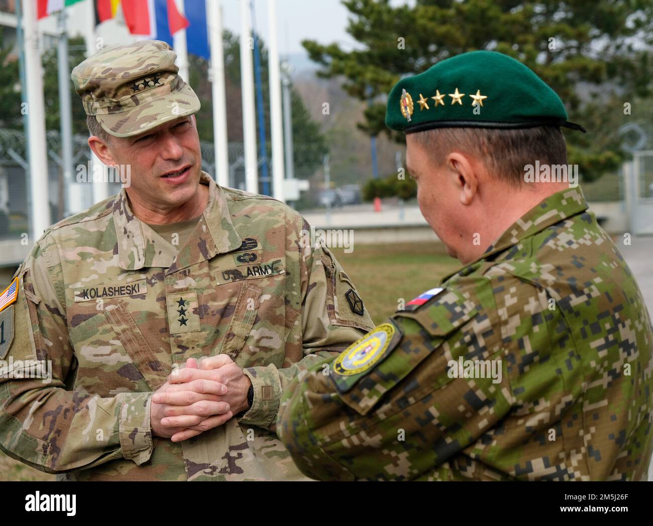 BRATISLAVA, SLOVACCHIA (18 marzo 2022) Gen. John S. Kolasheski, comandante generale, Stati Uniti Army V Corps, parla con il Gen. Daniel Zmeko, Capo della Difesa della Slovacchia mentre i due si preparano per l'arrivo degli Stati Uniti Segretario della difesa Lloyd J. Austin III V Corps, il Forward Deployed Corps in Europa lavora insieme agli alleati della NATO e ai partner di sicurezza regionale per fornire forze pronte per il combattimento, eseguire esercizi di formazione congiunti e multinazionali e mantenere il comando e il controllo di tutte le unità rotazionali e assegnate nel Teatro europeo. Foto Stock