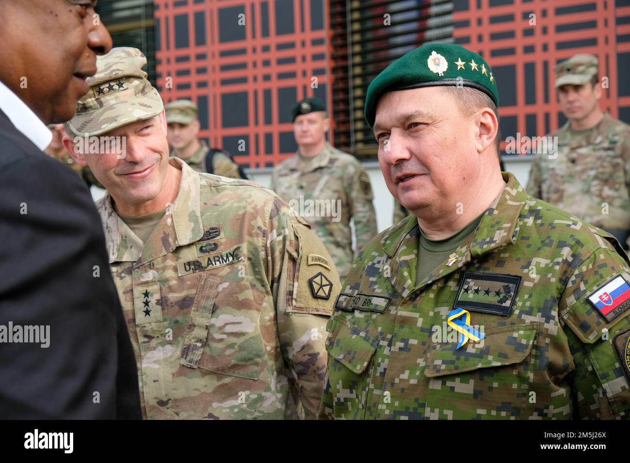 BRATISLAVA, SLOVACCHIA (18 marzo 2022) Gen. John Kolasheski, comandante generale, Stati Uniti Esercito V corpo, osserva come Slovacco Capo della Difesa Gen. Daniel Zmeko saluta gli Stati Uniti Segretario della difesa Lloyd J. Austin III V Corps, il Forward Deployed Corps in Europa lavora insieme agli alleati della NATO e ai partner di sicurezza regionale per fornire forze pronte per il combattimento, eseguire esercizi di formazione congiunti e multinazionali e mantenere il comando e il controllo di tutte le unità rotazionali e assegnate nel Teatro europeo. Foto Stock