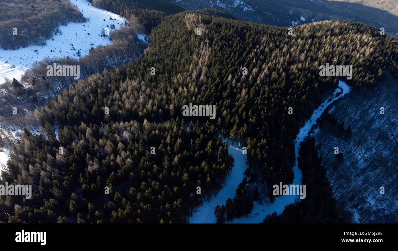 France, Occitanie, Ariege Ax-les-Thermes il 2022-01-28. Veduta aerea con un drone della catena montuosa dei Pirenei dal col du Chioula Ax-les-T. Foto Stock