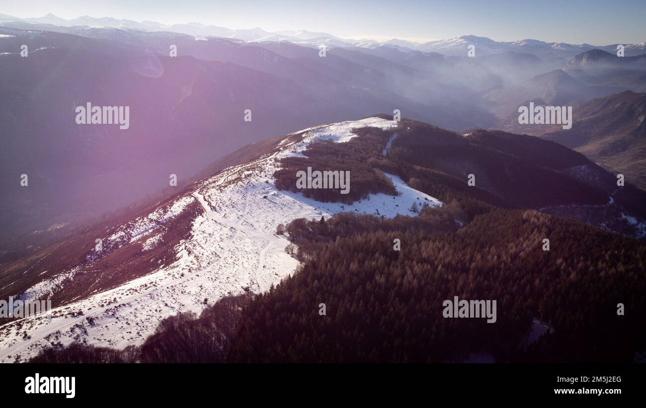France, Occitanie, Ariege Ax-les-Thermes il 2022-01-28. Veduta aerea con un drone della catena montuosa dei Pirenei dal col du Chioula Ax-les-T. Foto Stock