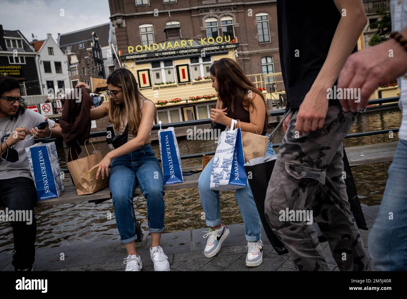 Paesi Bassi, Amsterdam, estate 2021. Illustrazione del turismo e della vita quotidiana ad Amsterdam, nei Paesi Bassi, durante le vacanze estive. Fotografia di M Foto Stock