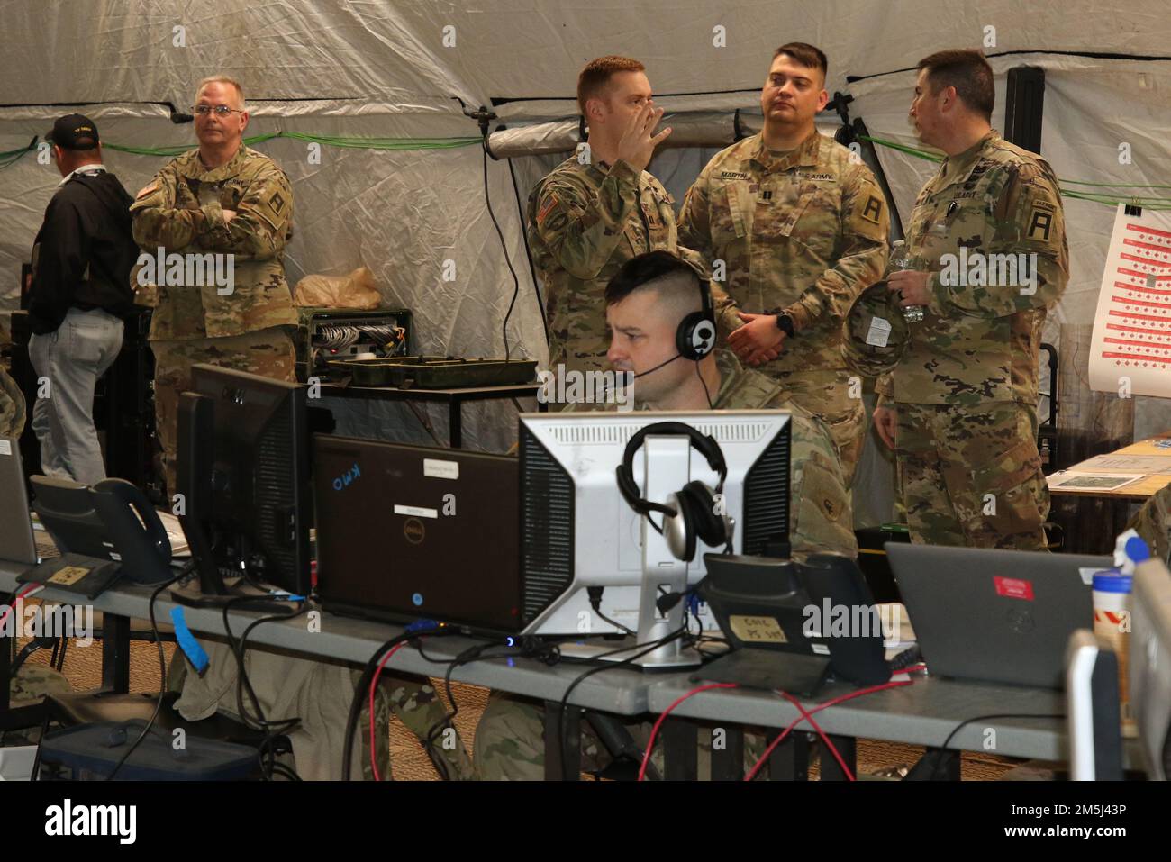 Allenatore/allenatore osservatore assegnato alla Brigata della Fanteria 157th, prima Divisione Esercito Est, osserva 38th somieri della Divisione Fanteria durante un esercizio di post-comando a Fort Campbell, Ky., 18 marzo 2022. I OC/T del primo esercito hanno osservato ogni fase del training per fornire consigli e feedback dottrinali durante l'esercizio e la revisione finale dopo l'azione. Foto Stock