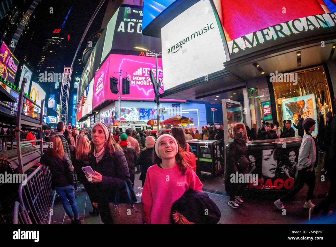 Migliaia di visitatori scendono a Times Square a New York mercoledì 28  dicembre 2022 mentre il quartiere si prepara per la festa di Capodanno. (©  Richard B. Levine Foto stock - Alamy