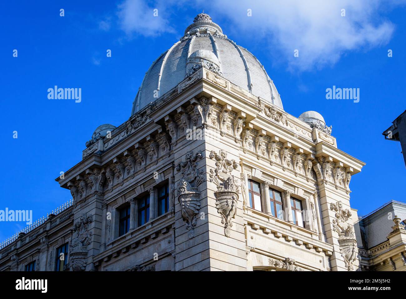 Bucarest, Romania, 2 gennaio 2022: Edifici iconici con cielo blu chiaro sul Viale Victoriei (Calea Victoriei) nel centro della città in un soleggiato inverno da Foto Stock