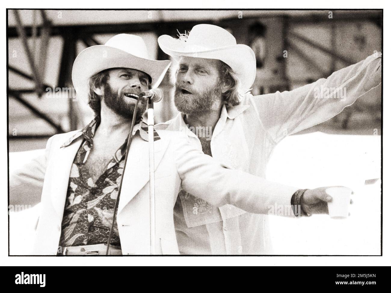 I Beach Boys al Jardine (l) e Mike Love (r) cantano sul palco a Central Park in un concerto all'aperto gratuito a cui hanno partecipato circa 100.000 fan. Sponsorizzato da WNEW radio & CBS Records e il 1 settembre 1977. Foto Stock