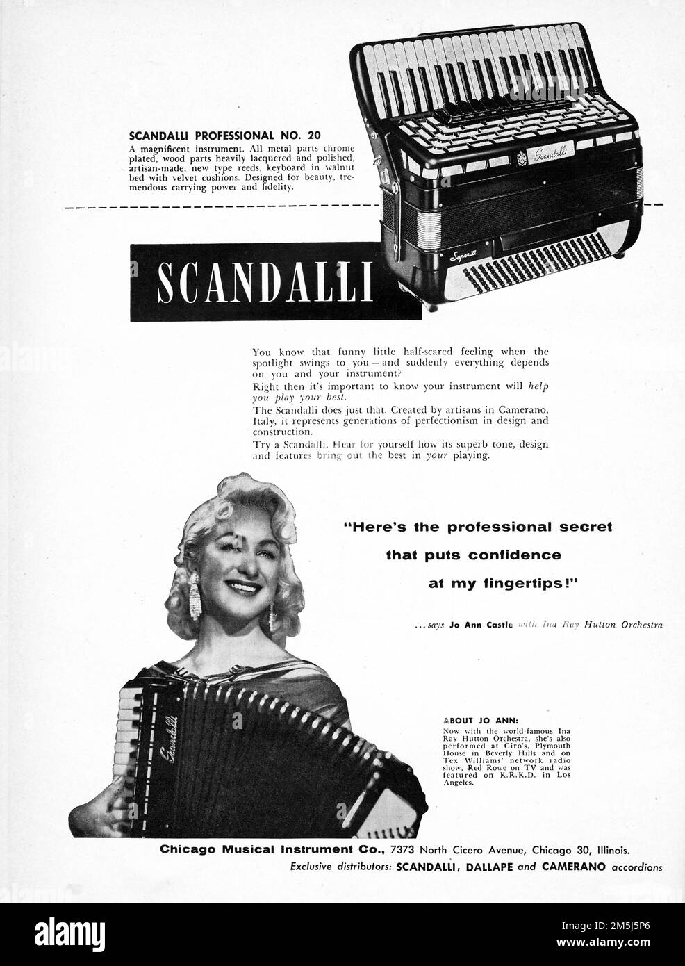 Un annuncio per la Scandalli Accordions con Jo Ann Castle, fisarmonicista pianista ricordato per essere presente allo spettacolo Lawrence Welk. Al tempo di questo annuncio ha suonato con la Ina Ray Hutton Orchestra, una band femminile. Da un annuncio di rivista del 1956. Foto Stock