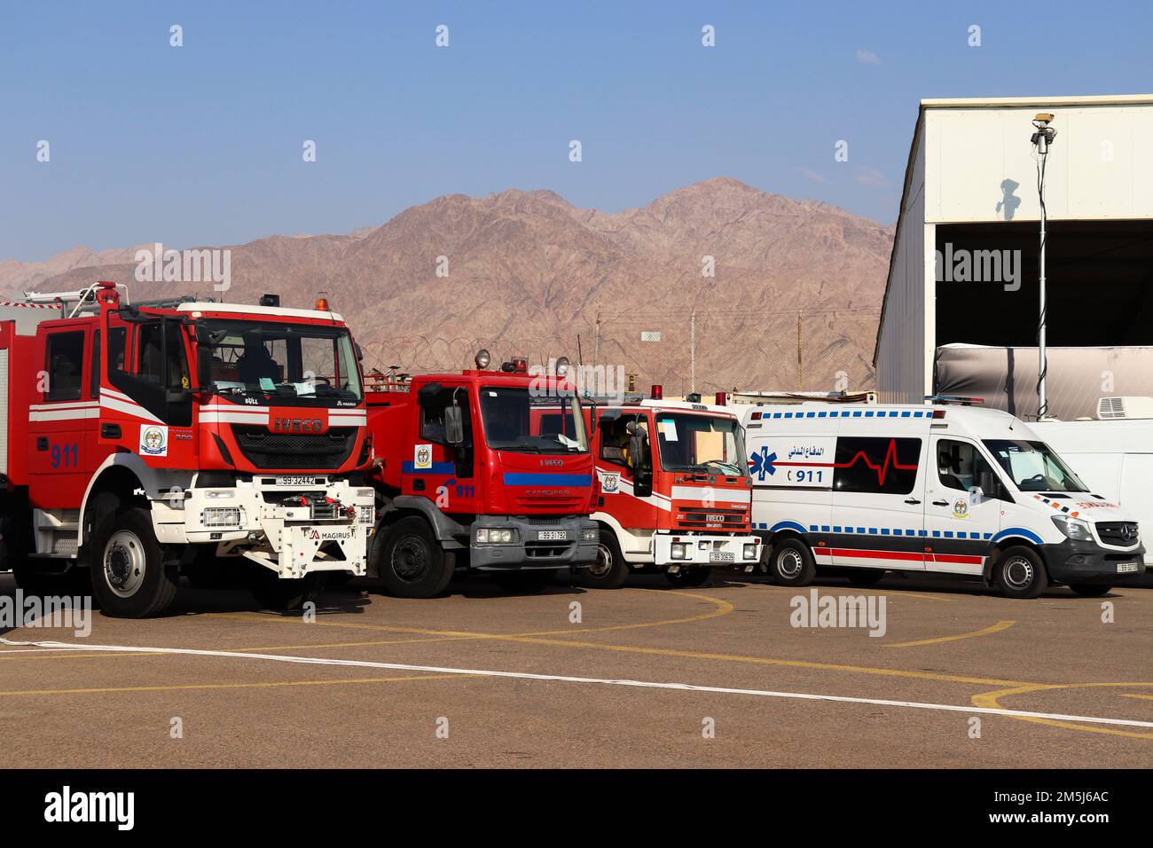 Veicoli della difesa civile giordana e un'ambulanza (Aqaba, Giordania) 911 auto Foto Stock