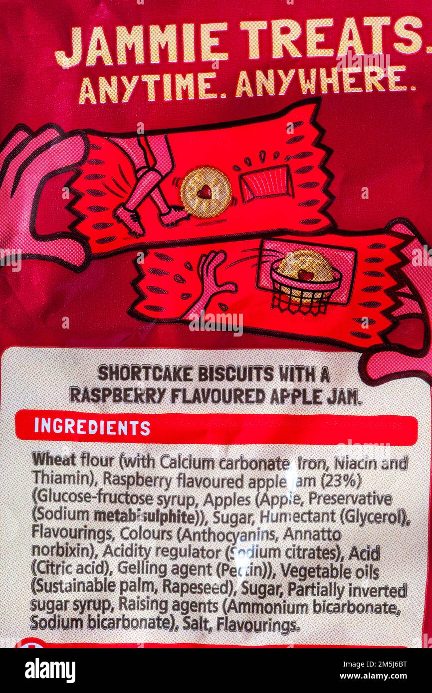 Lista degli ingredienti sulla confezione di Jammie Dodgers minis pacchetto di snack al sapore di lampone Foto Stock