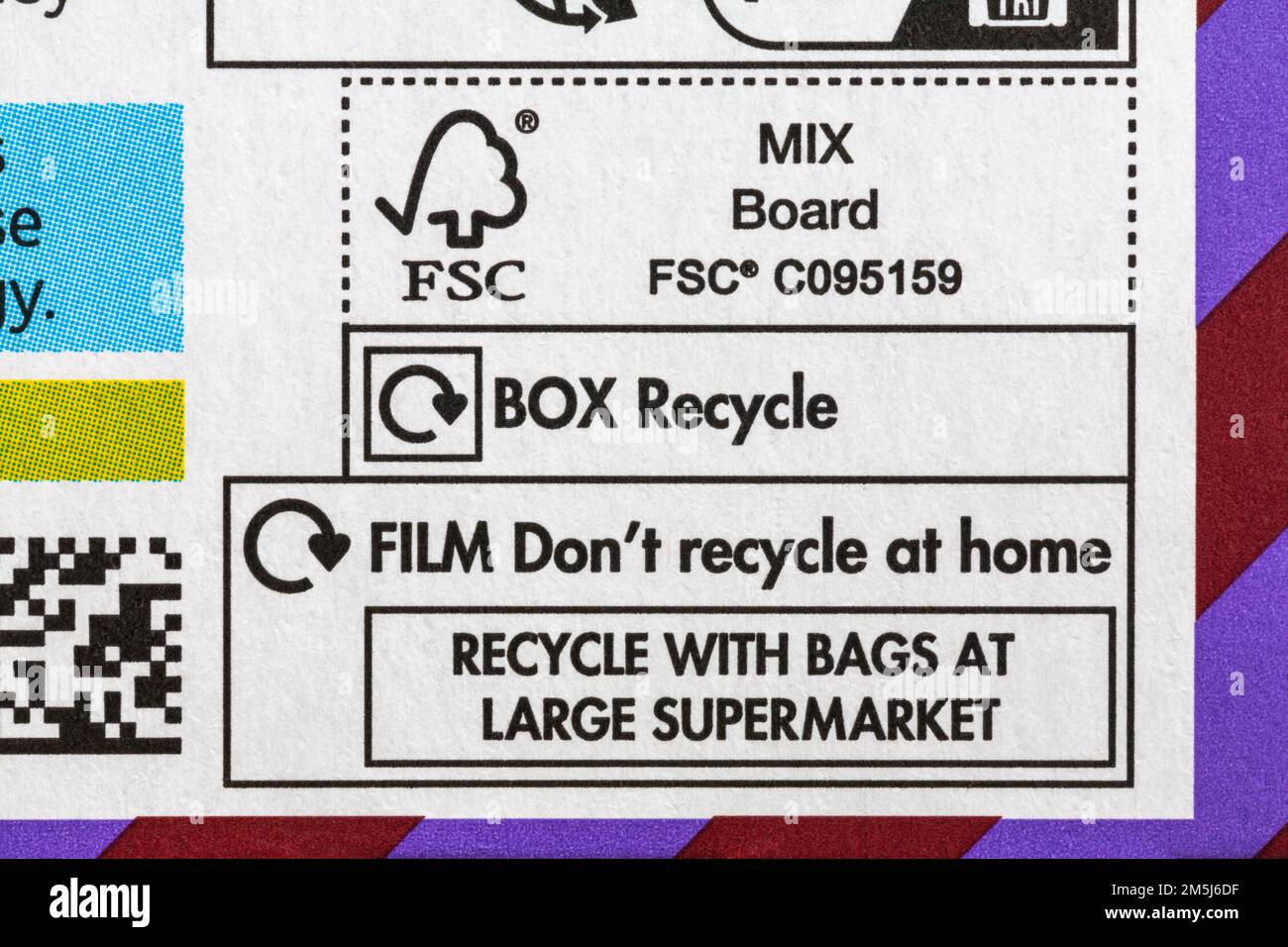 Informazioni sul riciclaggio, film non riciclare a casa riciclare con borse presso grande supermercato, scatola riciclare il logo FSC su doppio cioccolato panettone di M&S. Foto Stock