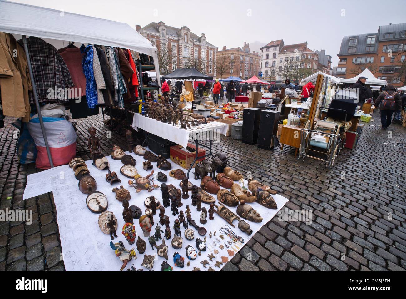 Marolles mercato delle pulci in una mattina nebbia a Bruxelles Foto Stock