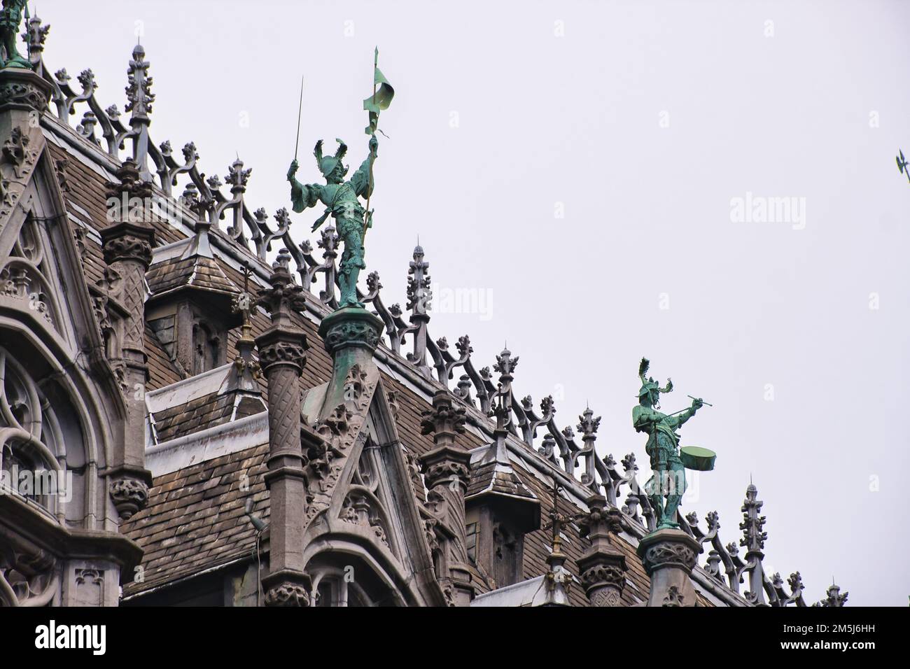 Vista dettagliata delle statue di bronzo sul tetto del palazzo dei musei della città di Bruxelles Foto Stock
