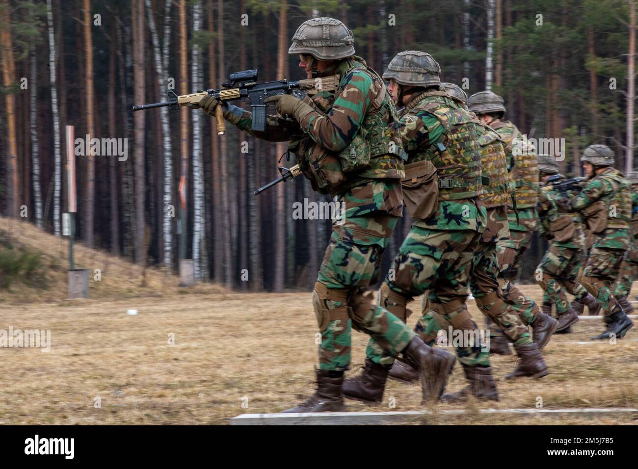 I marines olandesi avanzano agli obiettivi sulla gamma presso la Grafenwoehr Training Area, 18 marzo 2022. Nell'ambito del loro addestramento, i Marines hanno condotto esercitazioni antincendio e di movimento che includevano movimenti individuali e di gruppo. Foto Stock