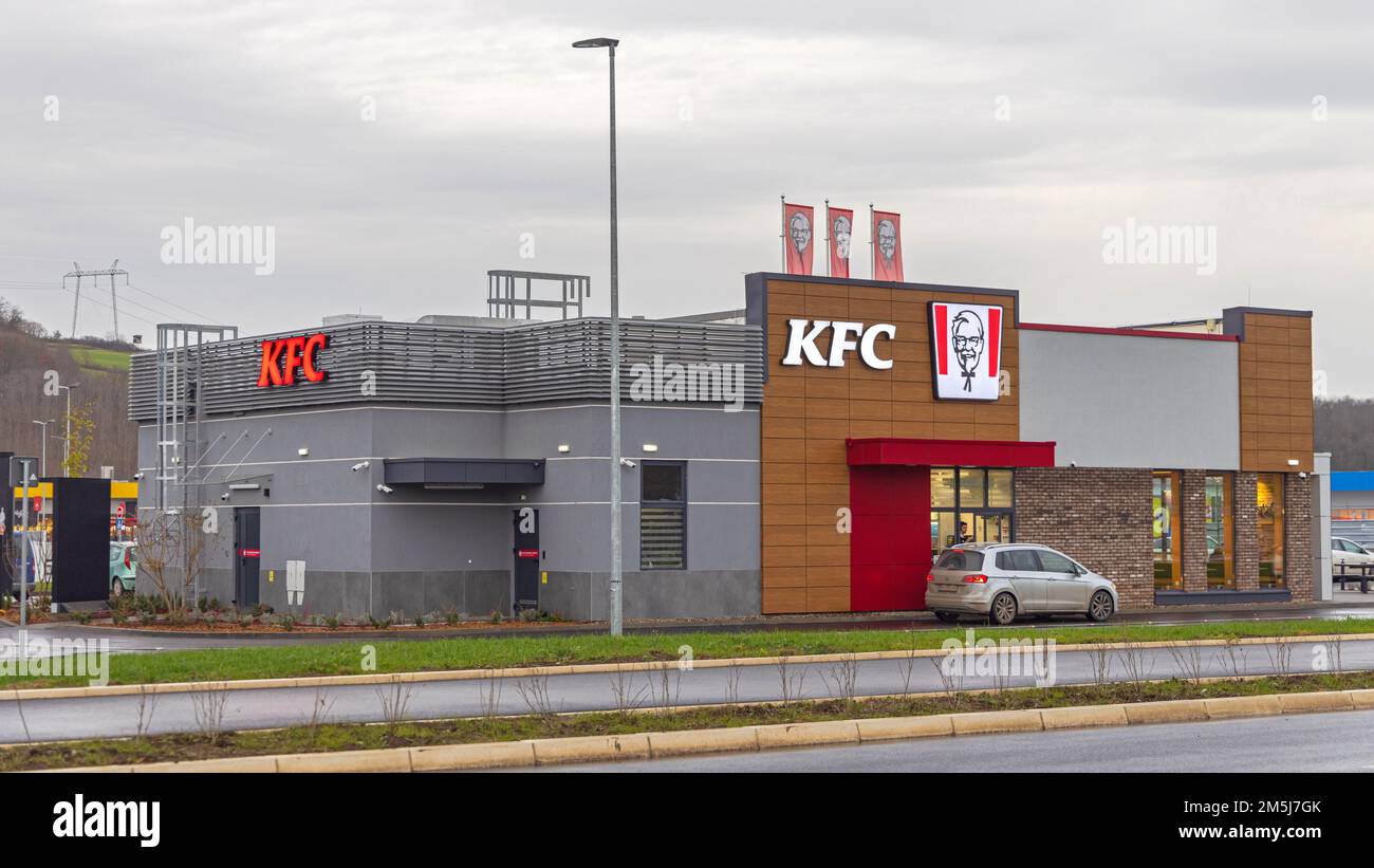 Belgrado, Serbia - 09 dicembre 2022: Ristorante e guida attraverso l'Ava Shopping Park vicino Ikea in autostrada. Foto Stock