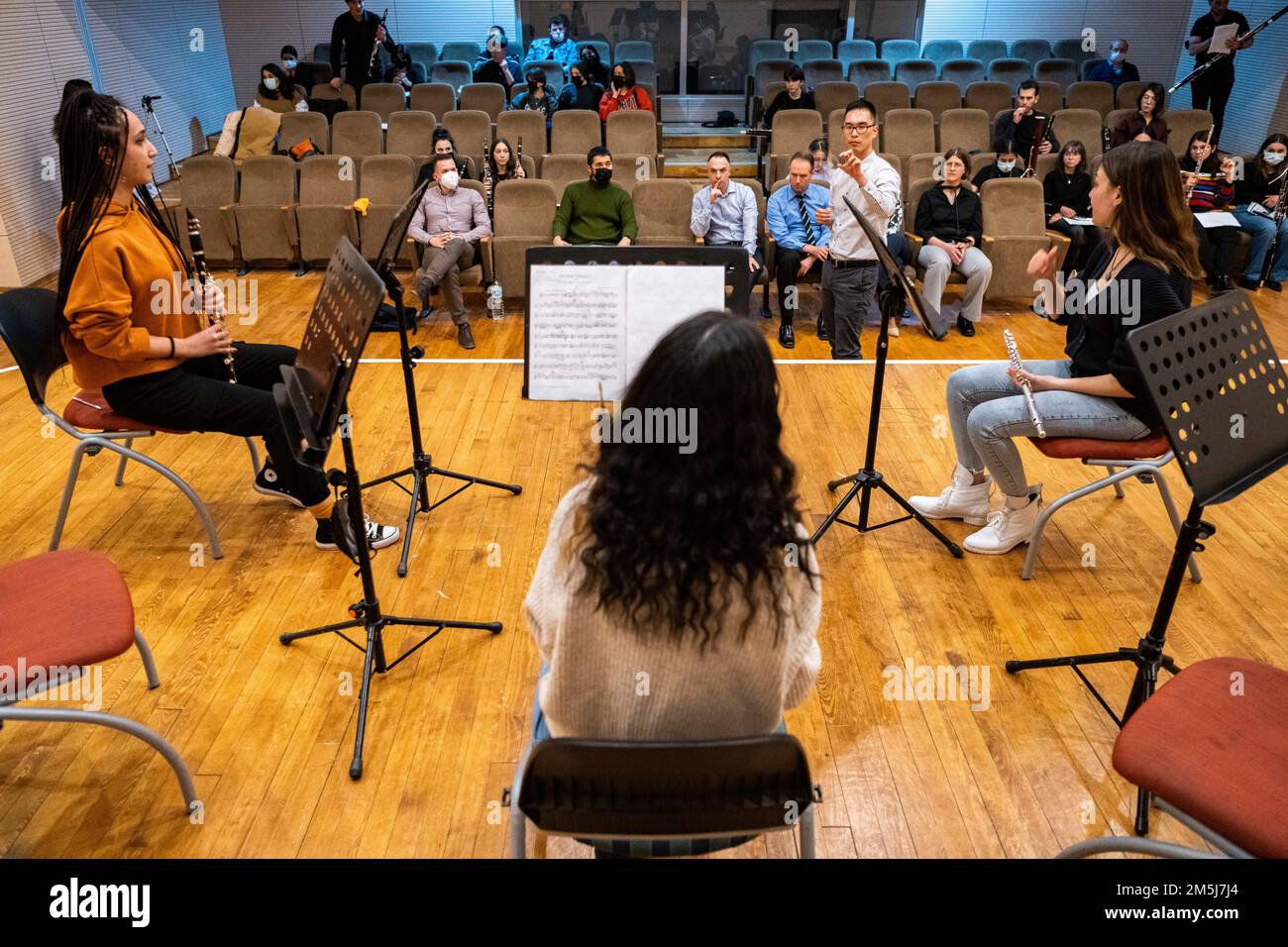 Gli studenti del Conservatorio Statale dell'Università di Hacetepe si esibiscono per il Winds Aloft US Forze aeree in Europa Quintetto Woodwind ad Ankara, Turchia, 18 marzo 2022. Winds Aloft ha tenuto nove sessioni di musica interattiva con 30 studenti di conservatorio specializzati in performance musicali woodwind e cooper wind. Winds Aloft ha viaggiato in diverse città e installazioni militari in Turchia nel marzo 16-27 per commemorare il 70th° anniversario dell'adesione della Turchia alla NATO e mostrare l'impegno degli Stati Uniti nei confronti degli alleati della NATO, nonché la sicurezza e la pace nella regione del Mar Nero. Foto Stock