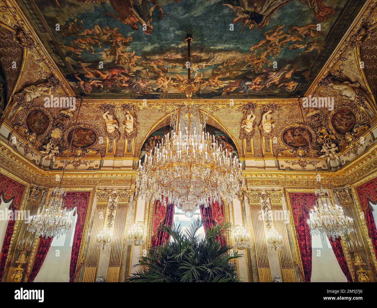 Splendidi appartamenti Napoleon al Louvre. Camere familiari reali con tende cardinal rosse, pareti dorate, dipinti e cristallo ch Foto Stock