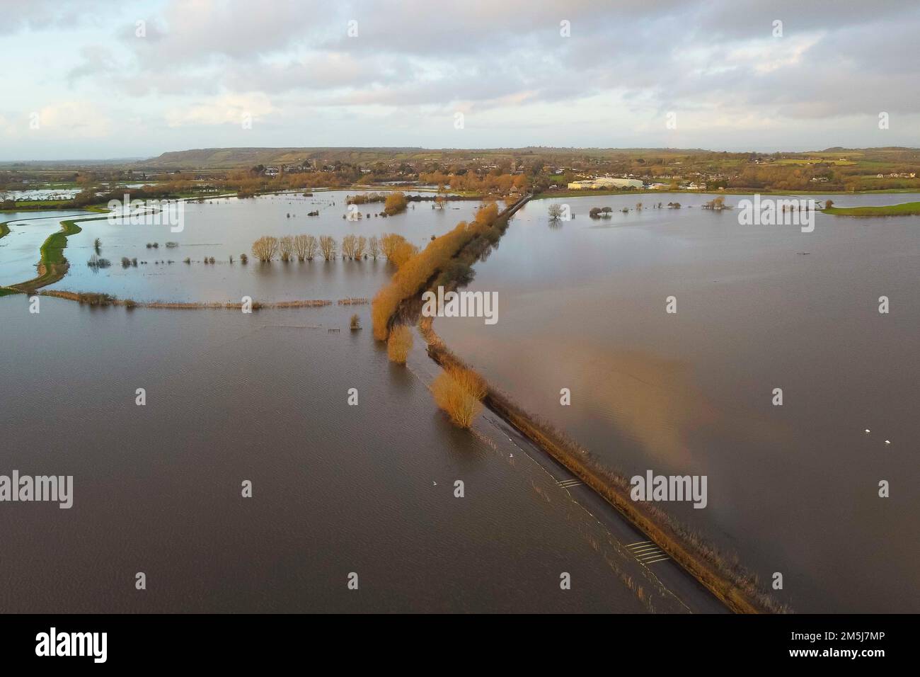 Muchelney Somerset, Regno Unito. 29th dicembre 2022. Meteo nel Regno Unito. Vista dall'aria dei campi allagati sui livelli del Somerset a Muchelney nel Somerset dopo che il fiume Parrett ha scoppiato le sue rive dopo la pioggia pesante. Picture Credit: Graham Hunt/Alamy Live News Foto Stock