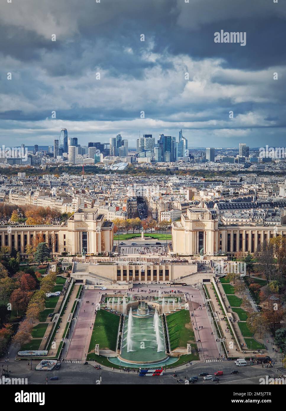Vista aerea dell'area del Trocadero e del quartiere metropolitano la Defense all'orizzonte a Parigi, Francia. Bella stagione autunnale colori, ve Foto Stock