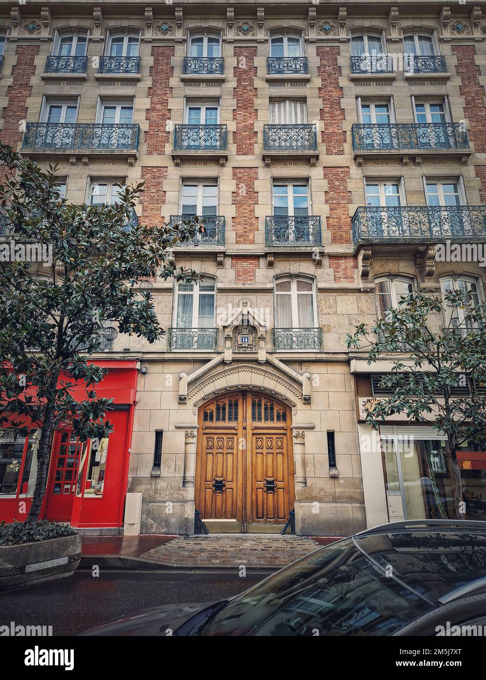 Facciata di un edificio Parigino. Dettagli architettonici vintage Foto Stock