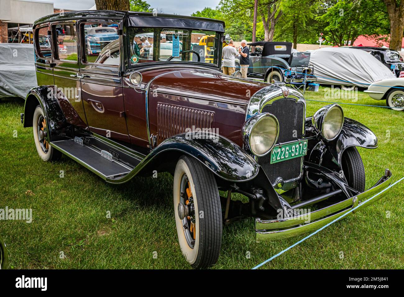 Iola, WI - 07 luglio 2022: Vista dall'alto dell'angolo anteriore di una berlina master Reo Flying Cloud 1929 in una fiera automobilistica locale. Foto Stock