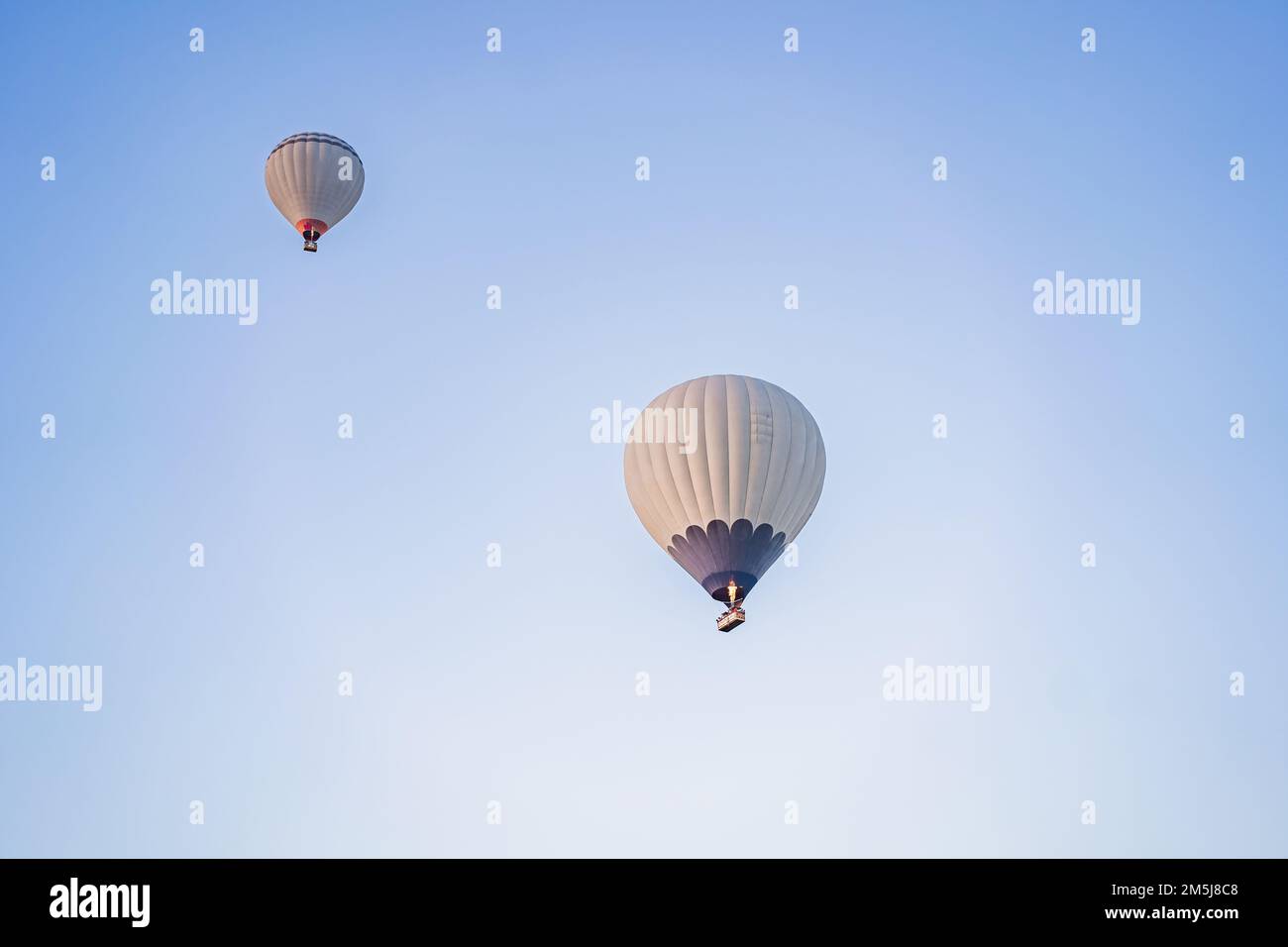 Bellissime mongolfiere sul cielo blu Foto Stock